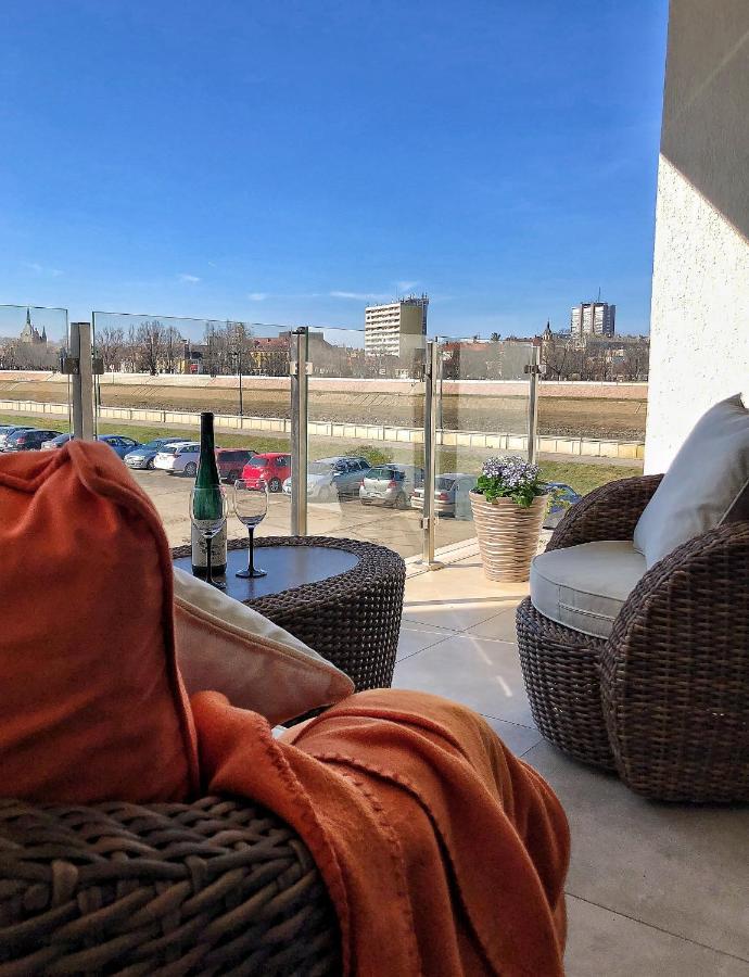 Moment Apartments Szolnok Luaran gambar
